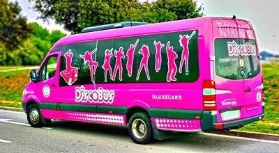 Limobus rosa en Barcelona perfecto para celebraciones con estilo y glamour