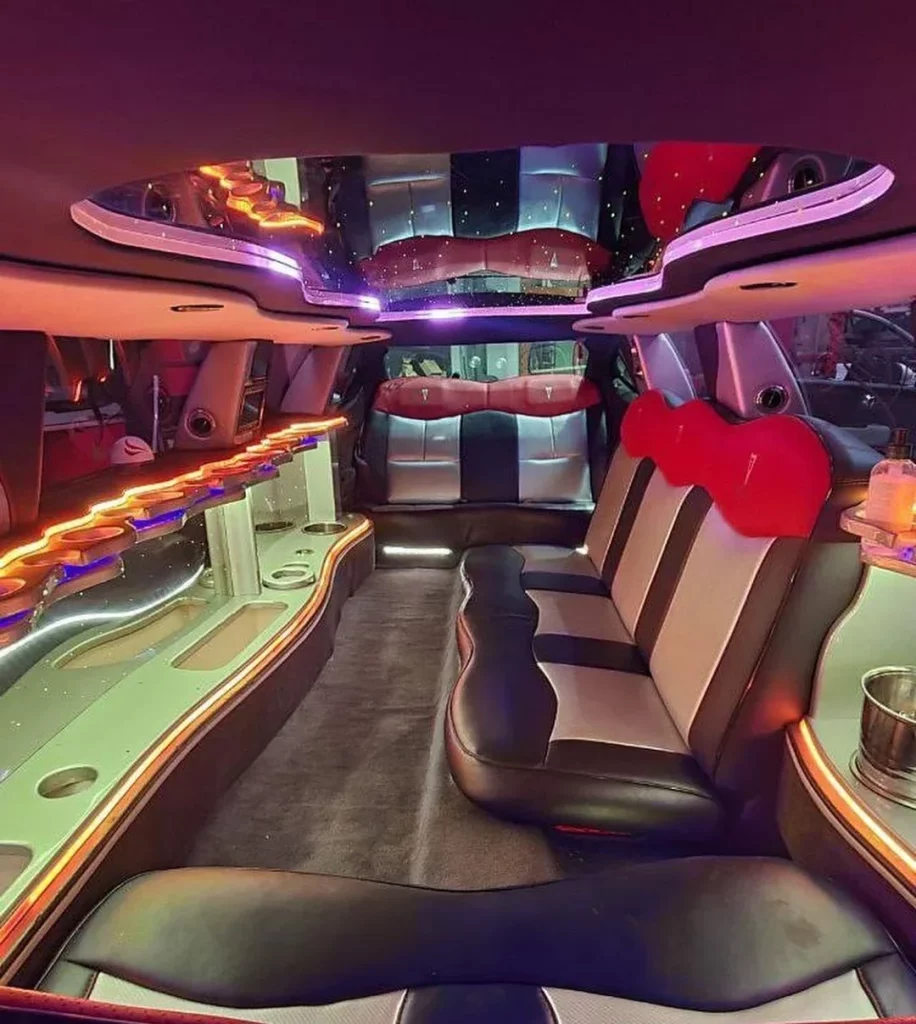Interior de limusina Pontiac premium donde se ven luces iluminada dando luz al interior de la limusina