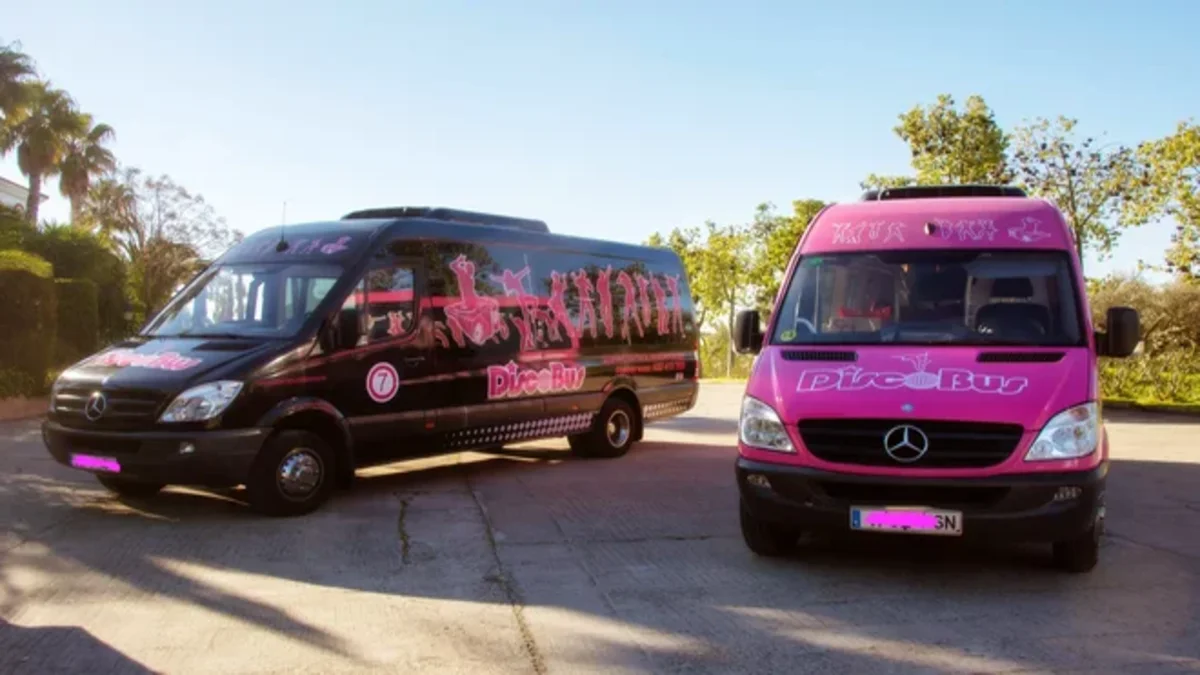 Dos minibuses tipo discobús, uno de color negro y otro rosa, con capacidad para hasta 17 personas. Perfectos para fiestas y eventos en Barcelona con Alquiler Limusinas Barcelona.