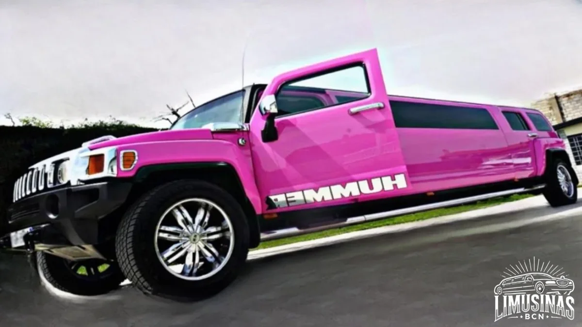 Imponente limusina Hummer rosa, diseñada para fiestas y eventos inolvidables. Disfruta del alquiler de limusinas en Barcelona con Alquiler Limusinas Barcelona.