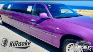 Llamativa limusina Lincoln fucsia, perfecta para celebraciones y eventos únicos con el servicio con Limusinas Barcelona