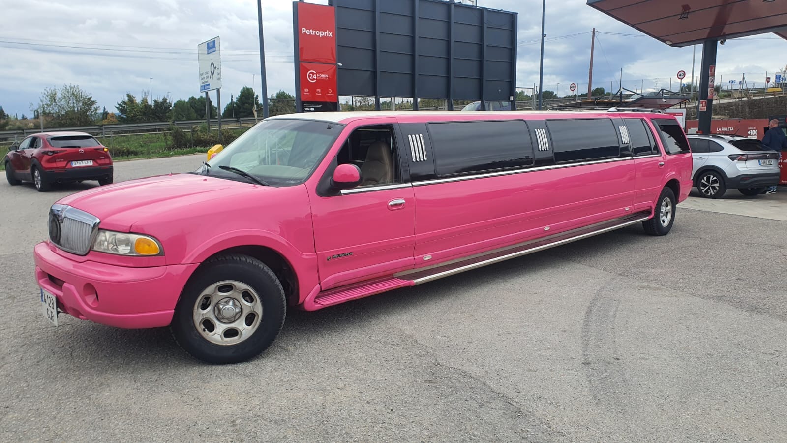 LA BARBIE Limusina Hummer rosa La Barbie Navigator recorriendo las calles de Barcelona, modelo de lujo único con sofá cama y capacidad para 12 personas.