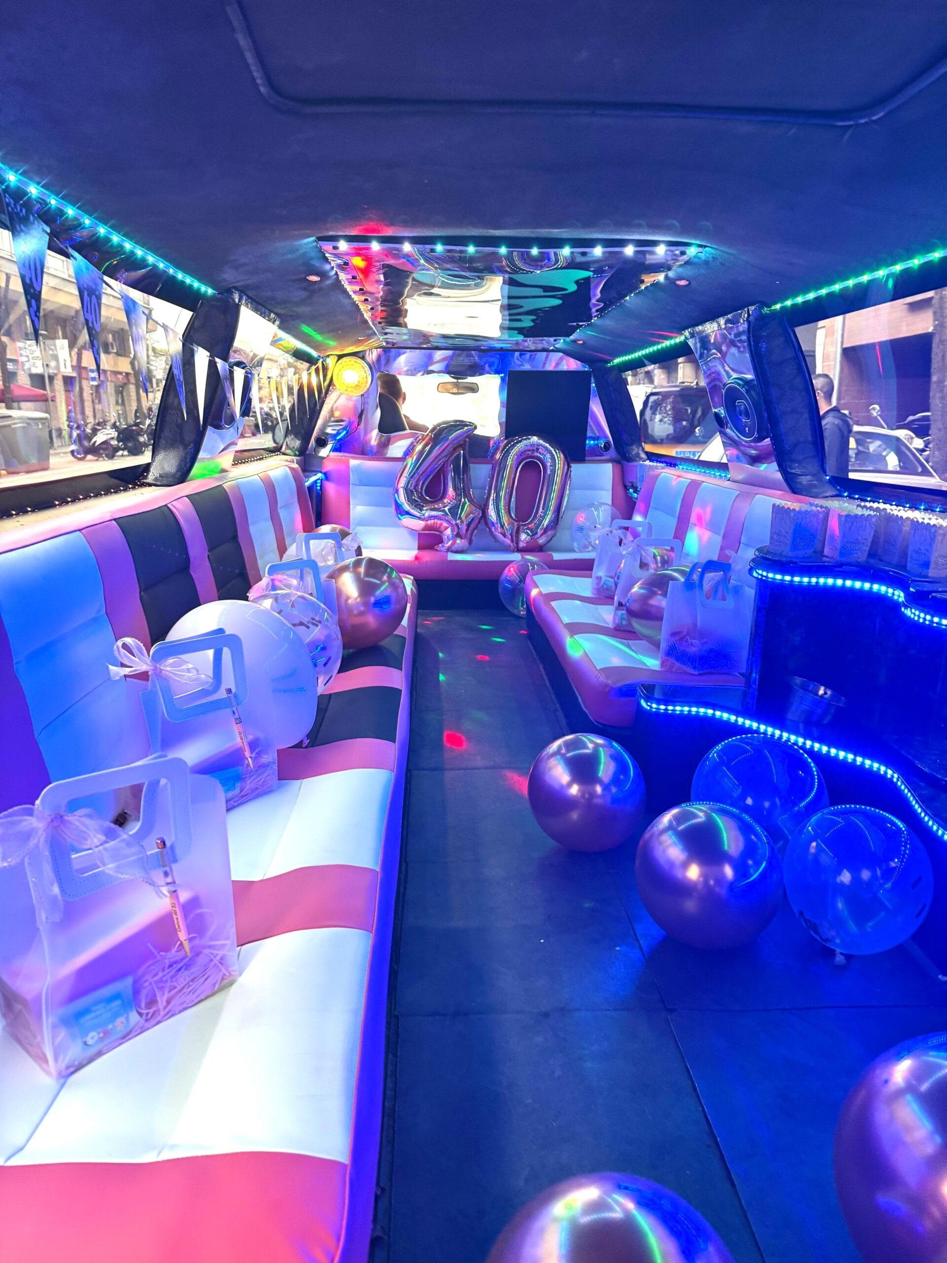 WhatsApp Image 2025-11-10 at 10.01.12 (1) Celebración de 40 cumpleaños dentro de la limusina Hummer rosa La Barbie Navigator, con cava, karaoke y decoración especial en Barcelona.