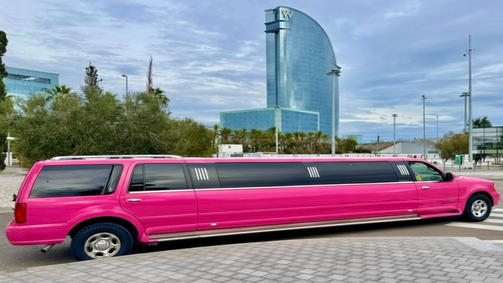 barbie navigator (1) Limusina Hummer rosa frente al icónico Hotel W de Barcelona, símbolo de lujo y estilo para eventos, despedidas y celebraciones exclusivas.