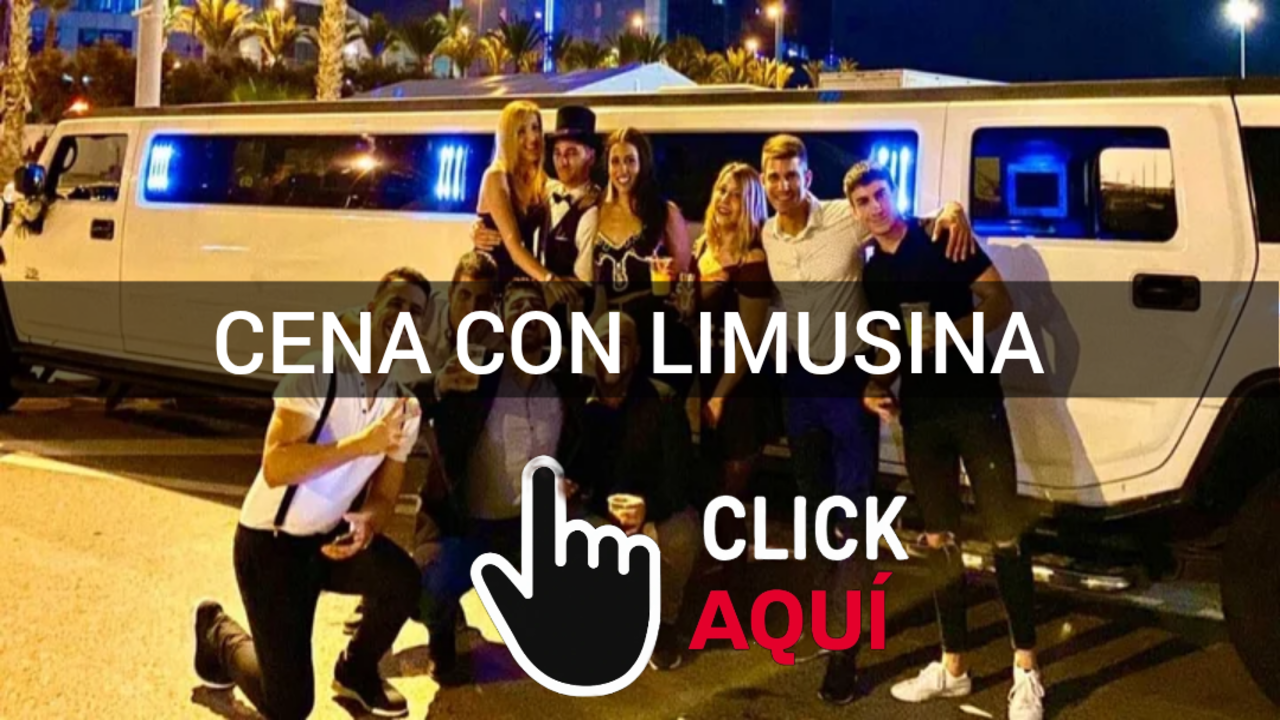 Una experiencia elegante de cena dentro de una limusina de lujo. La mesa está perfectamente puesta, iluminada por candelabros, con copas de vino y platos exquisitos, mientras el vehículo recorre la ciudad iluminada por la noche.