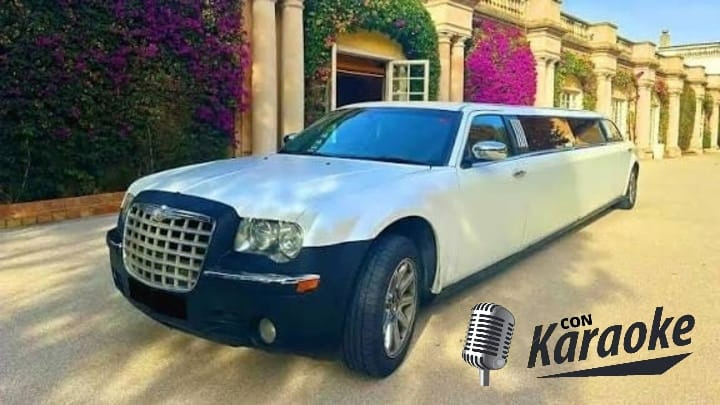 "Limusina Pontiac Premium blanca de 8 plazas, elegante y alargada, con acabados de lujo y luces encendidas de noche en Barcelona