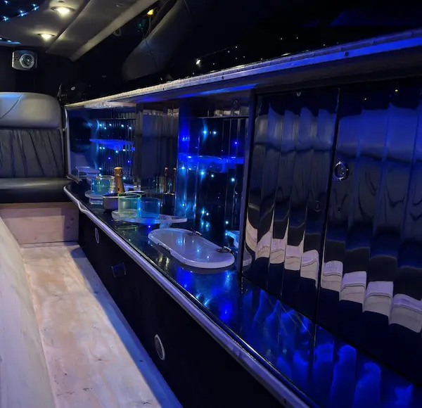 interior-chrysler-blanca-limusina Interior de limusina Chrysler con barra de bar iluminada y asientos de lujo