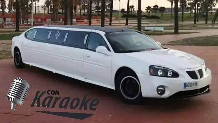 limusina-Pontiac-Premium Limusina Pontiac Premium blanca de 8 plazas, elegante y alargada, con acabados de lujo y luces encendidas de noche en Barcelona