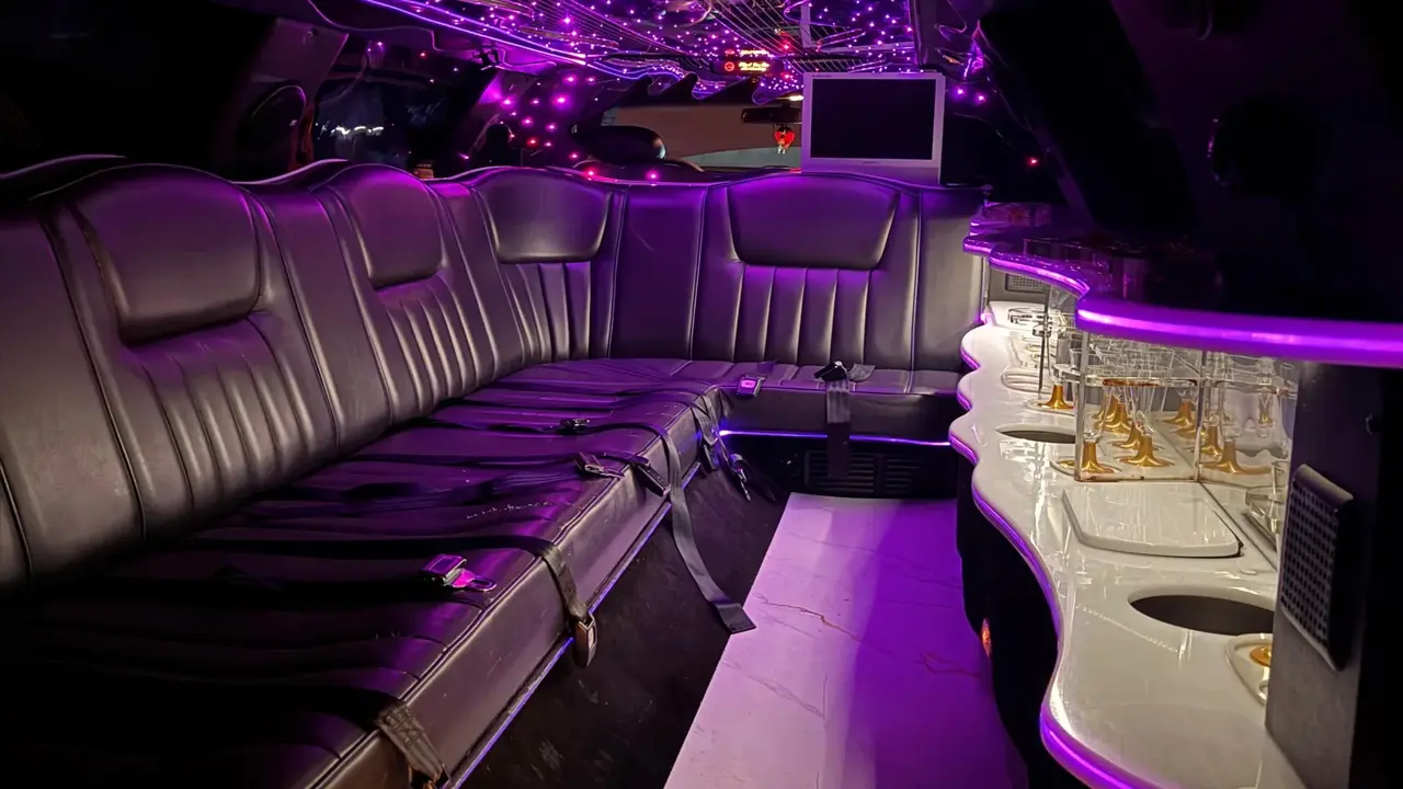 Interior de limusina con luces LED para alquiler de limusinas en Barcelona