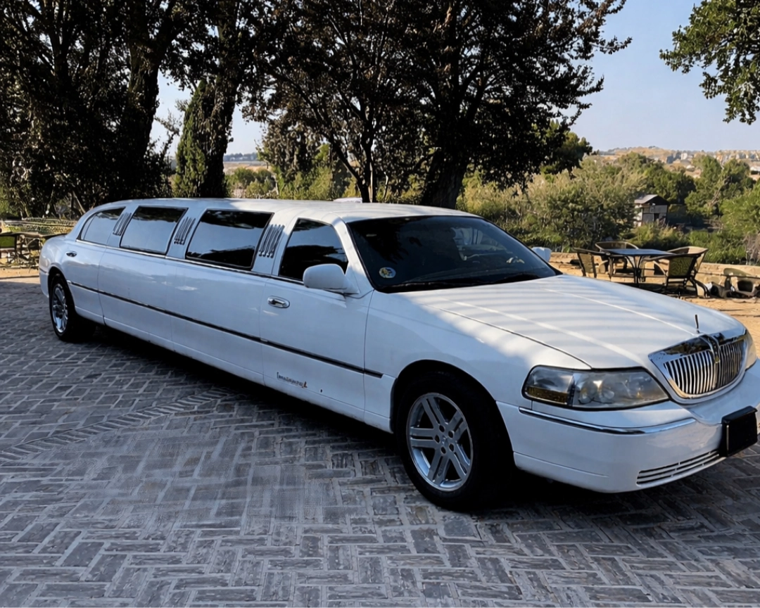 Limusina Lincoln blanca en Barcelona con paisaje elegante – alquiler de limusinas baratas en Barcelona