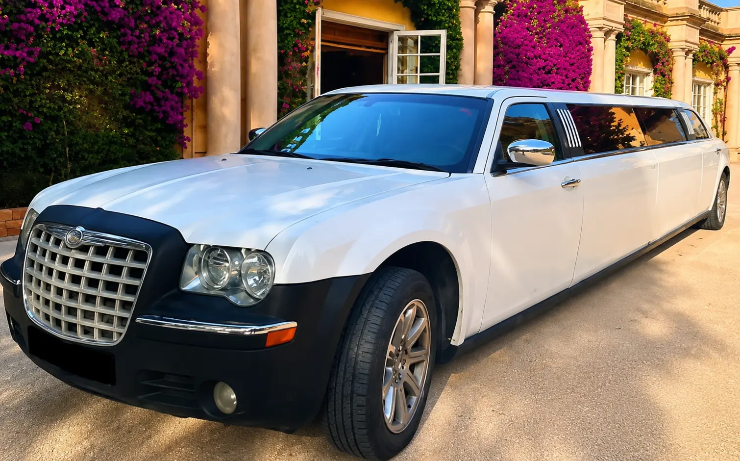 white-Chrysler-limousine Limusina de lujo Chrysler blanca en Barcelona para eventos, celebraciones y traslados VIP