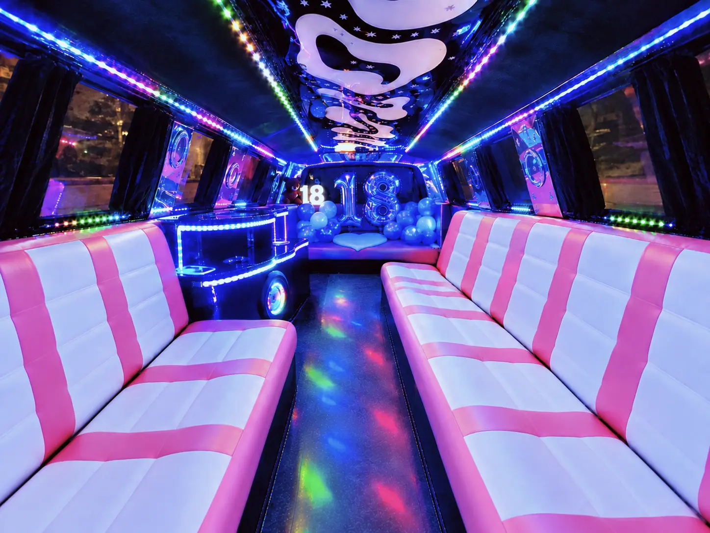 alquiler limusina rosa 12 Barcelona Limusina Lincoln Navigator rosa con capacidad para 12 personas, ideal para celebraciones y fiestas.