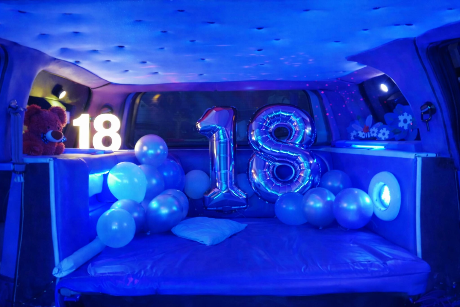 decoracion-18-anos-en-limusina Interior de una limusina Hummer rosa Navigator con amplio sofá de asientos y ambiente exclusivo