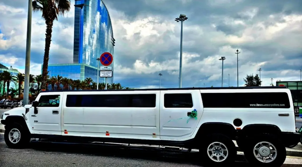 hummer-aurora-blanca-hotel-vela-barcelona Hummer blanca en el hotel W de lujo para limusinas en Barcelona