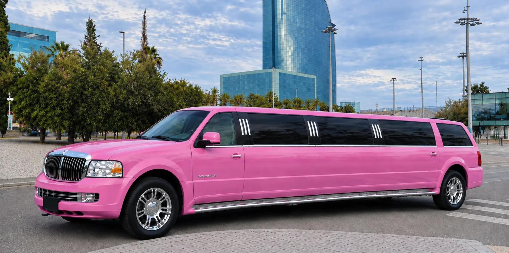 hummer-rosa-navigator-limusina-barcelona.webp Hummer rosa Navigator de 12 plazas en Barcelona