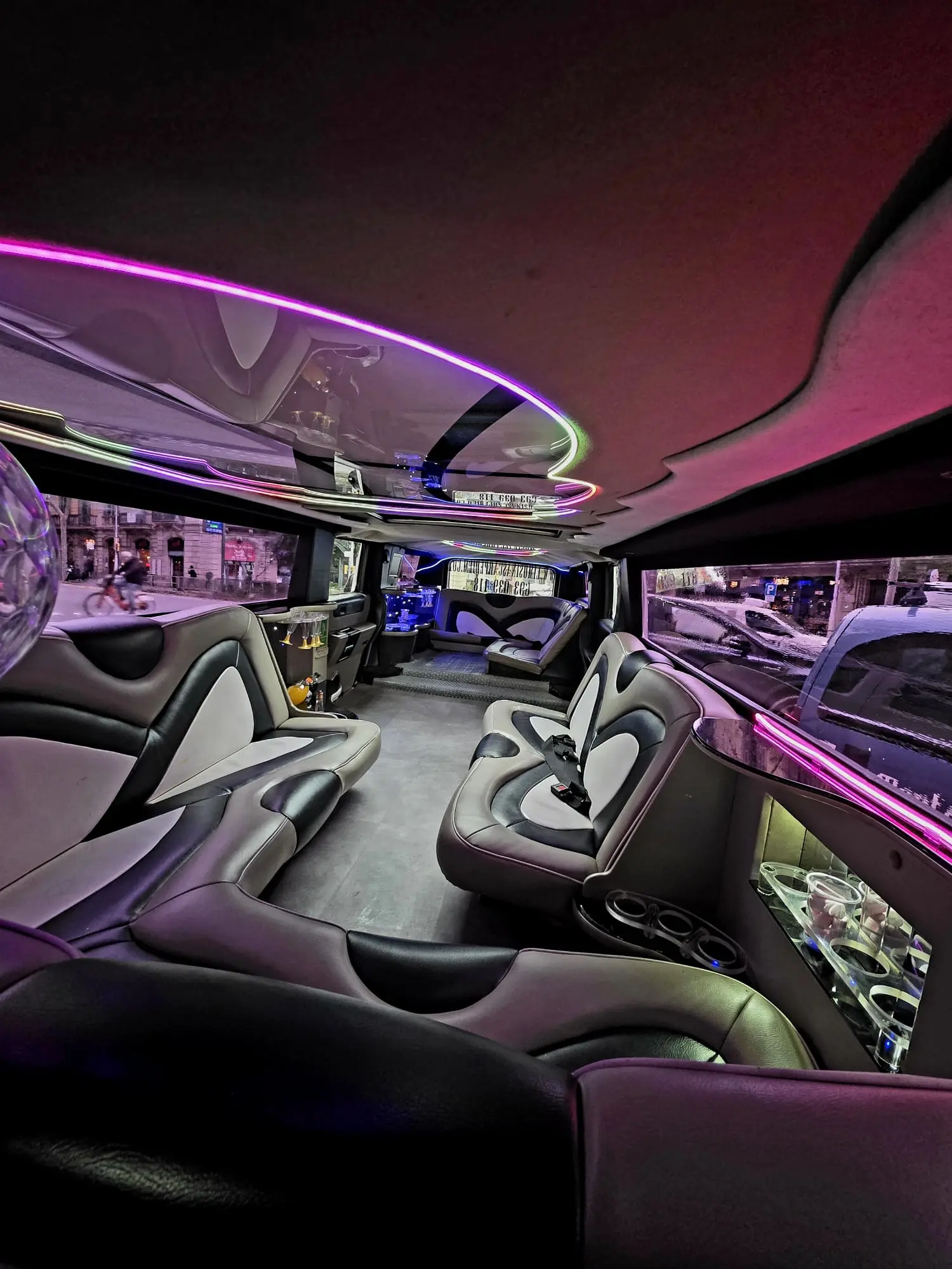 interior-hummer-aurora-luces-led-lila Interior de limusina Hummer blanca con asientos de lujo