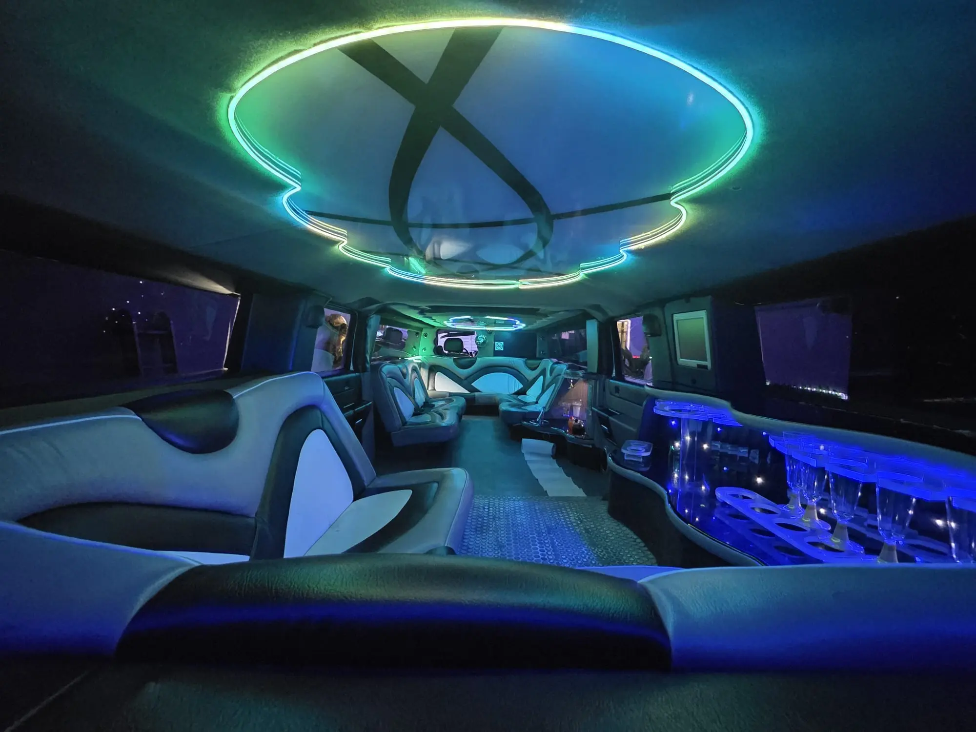 interior-hummer-aurora-luces-led-rojas Interior de limusina Hummer blanca de lujo