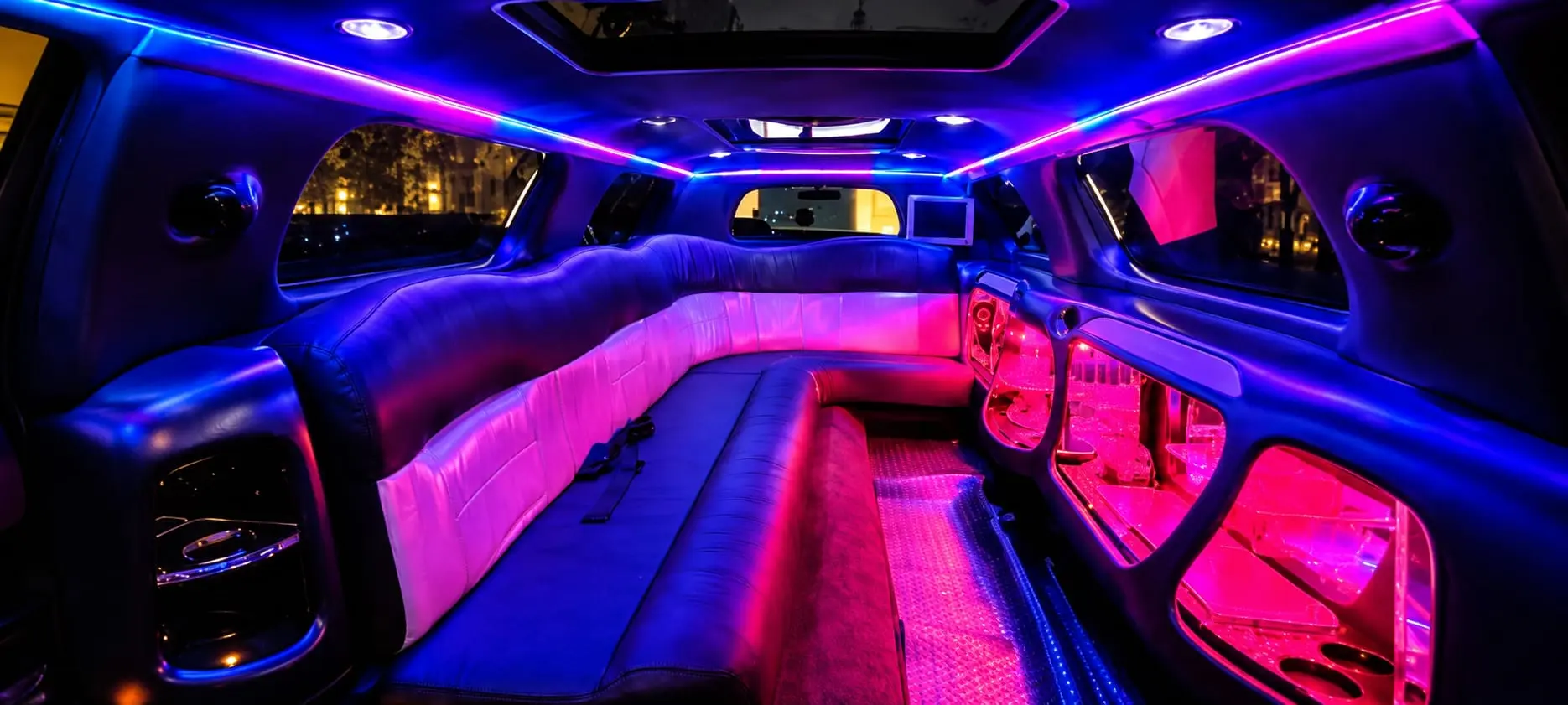 interior-limusina-violeta-perla Interior de la limusina Lincoln violeta perla con iluminación LED de colores y asientos de cuero